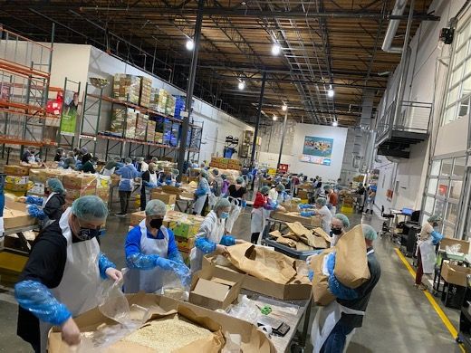 Members of F5’s Military Veterans EIG volunteer their time at Food Lifeline, a food bank in Seattle.